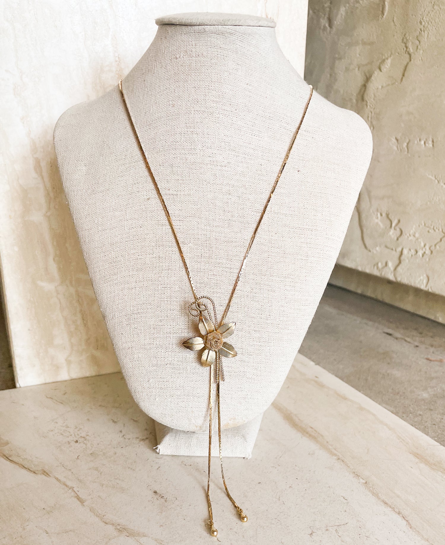 Vintage Gold Tone Mesh Flower Pendant Lariat Necklace