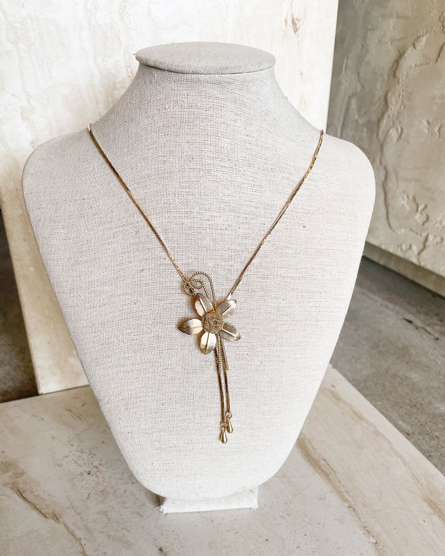 Vintage Gold Tone Mesh Flower Pendant Lariat Necklace