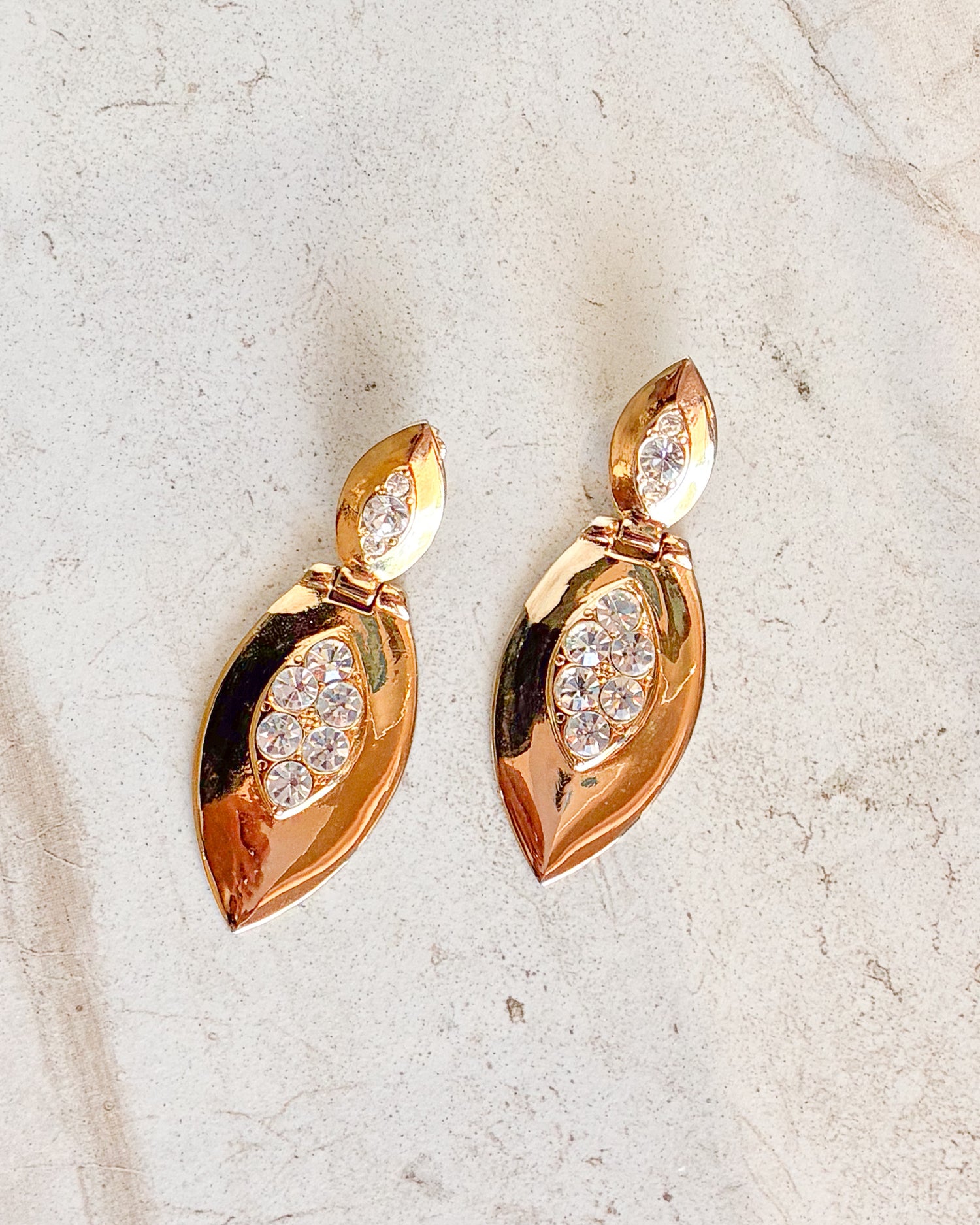 Vintage RHINESTONE & GOLDEN METAL LONG SPEAR DROP CLIP EARRINGS