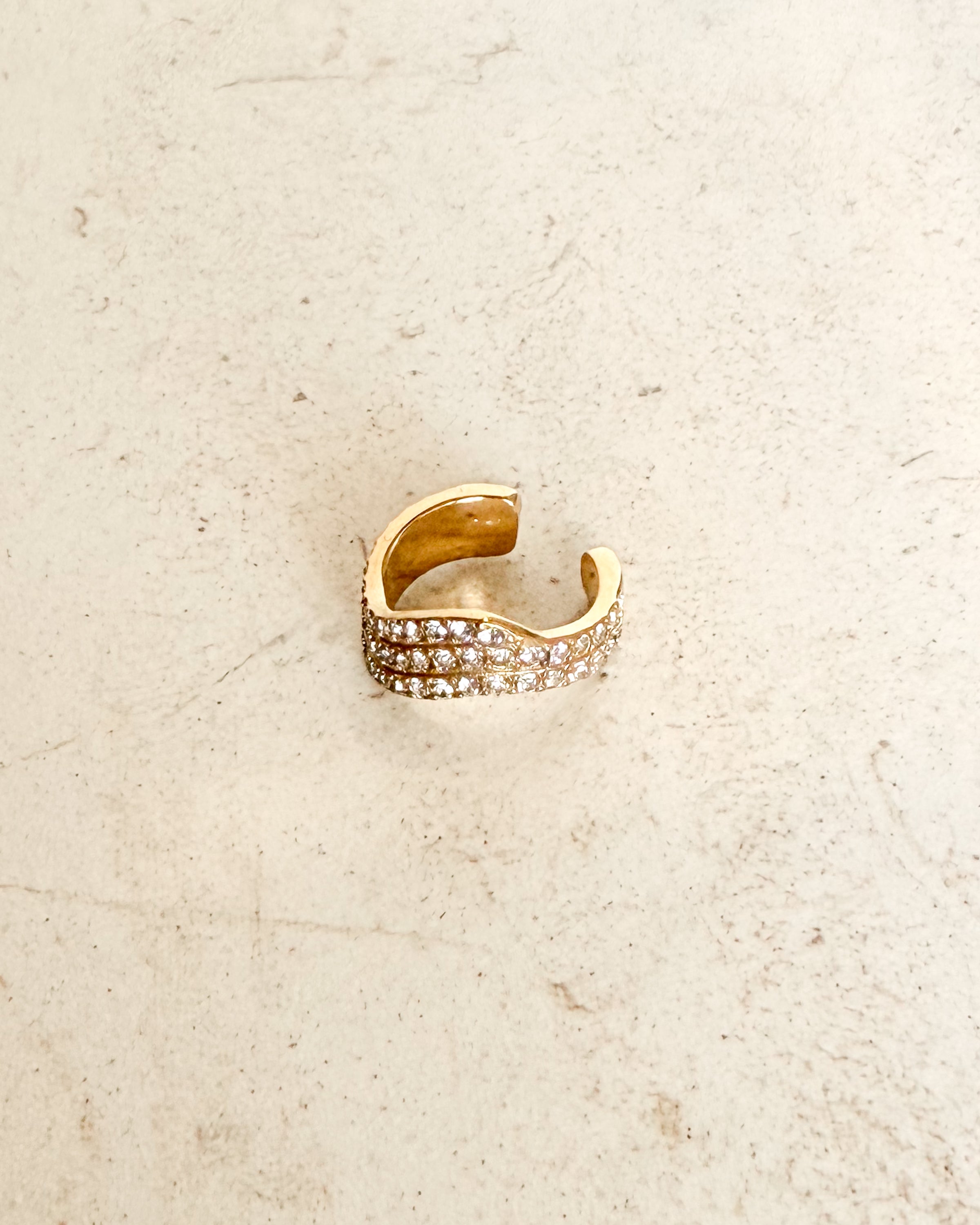 Mono Queen Ear Cuff