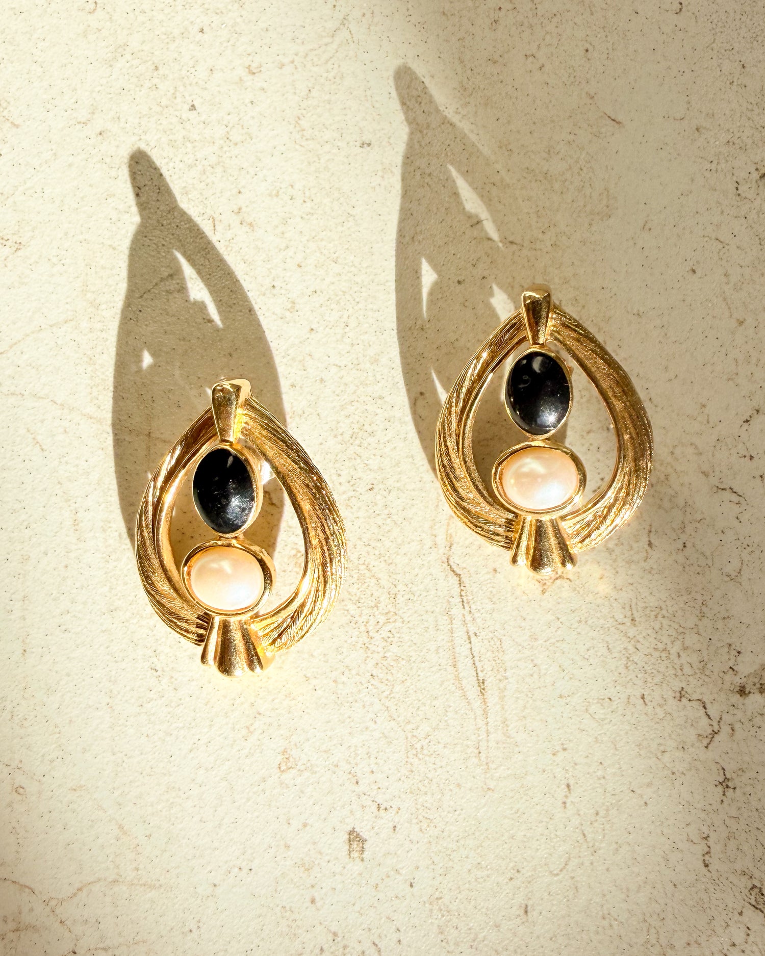 Vintage Signed Bold Pearl And Black Stone Gold Tone Clip On Earrings