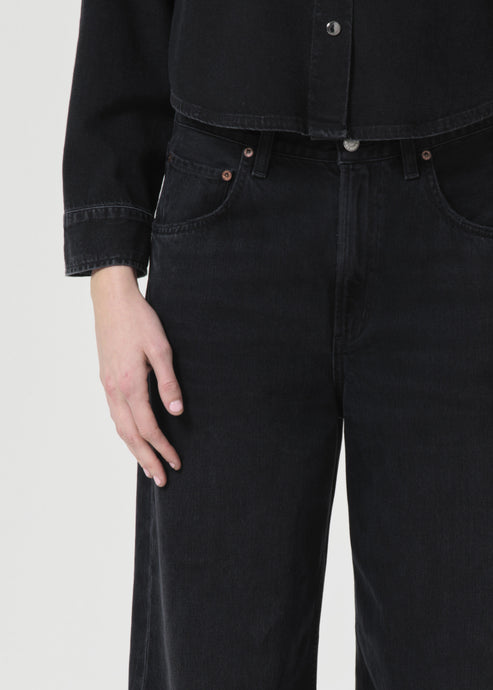 Low curve jean in black tar