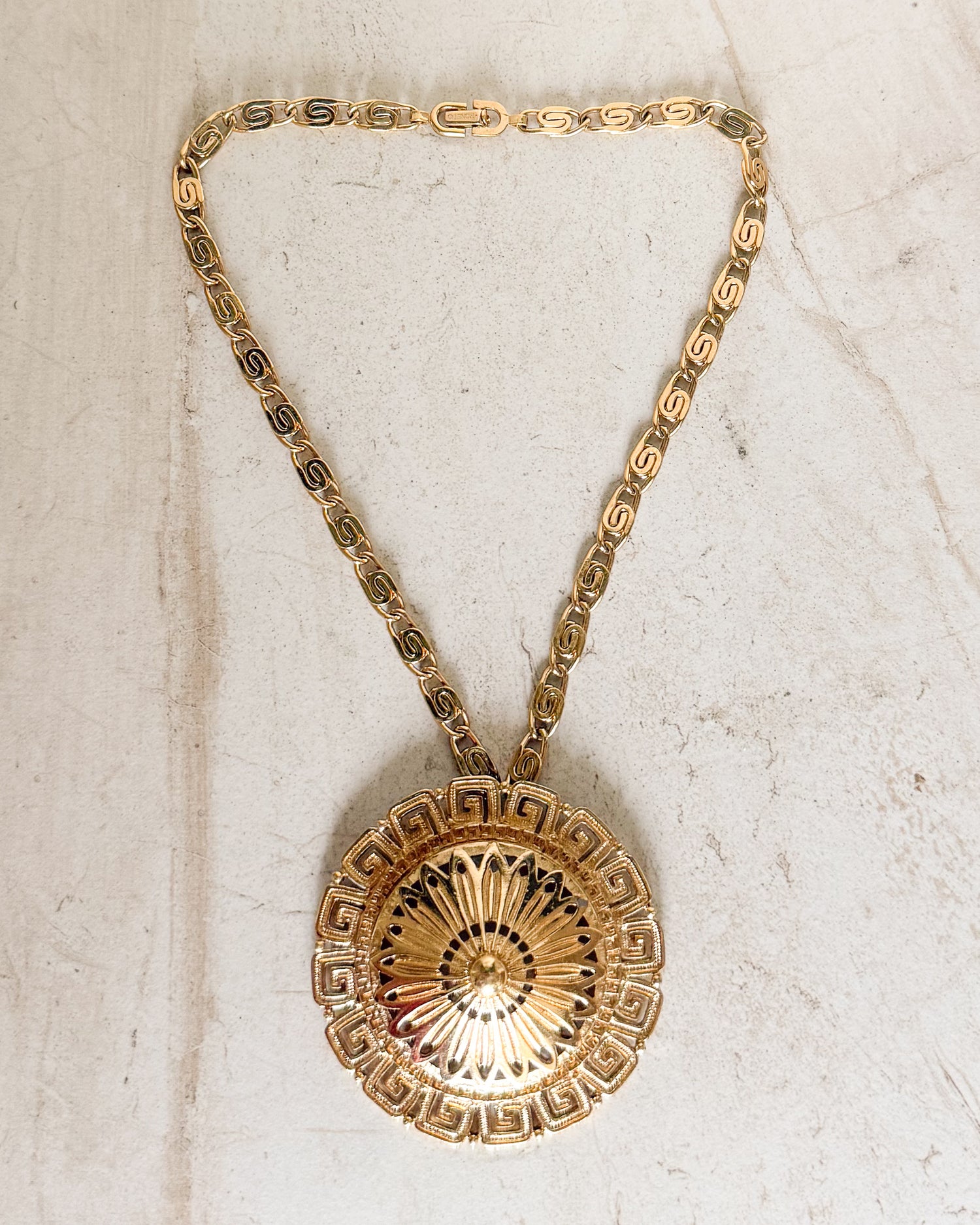 Vintage Signed Gold Tone Circular Roman Design Pendant Chain