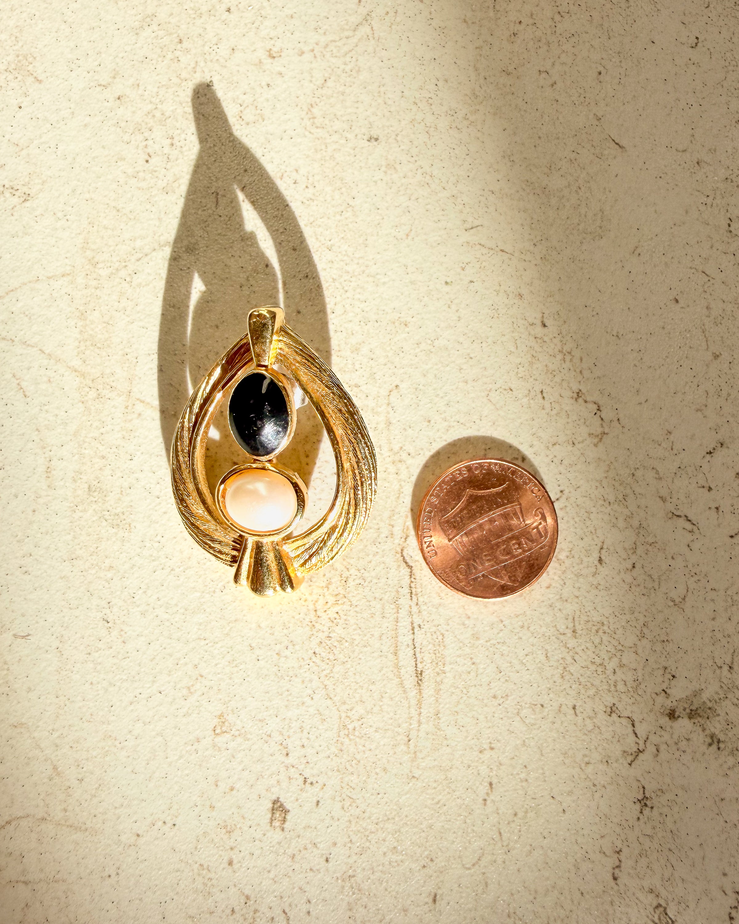 Vintage Signed Bold Pearl And Black Stone Gold Tone Clip On Earrings